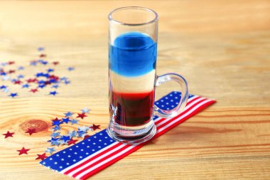 Masaya kokteyl katmanlı