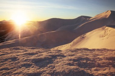 Karlı Dağları ile güzel manzara 