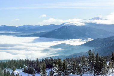 Kışın sisli dağlar ile güzel manzara