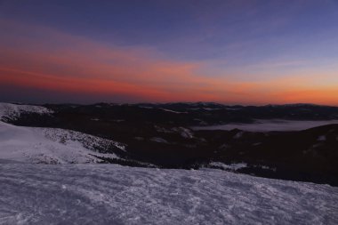 Karlı Dağları ile güzel manzara 