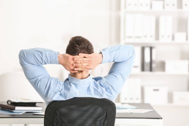 yakışıklı işadamı rahatlatıcı