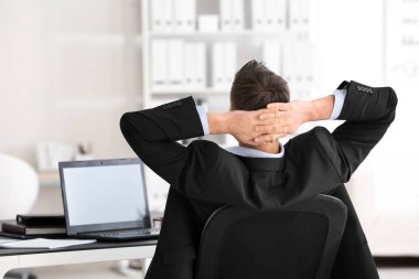 ofis yakışıklı işadamı