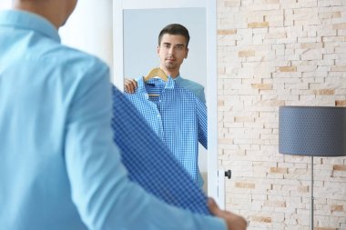 yakışıklı adam aynaya bakıyorum