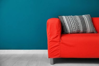 Duvarının yakınında güzel kanepe