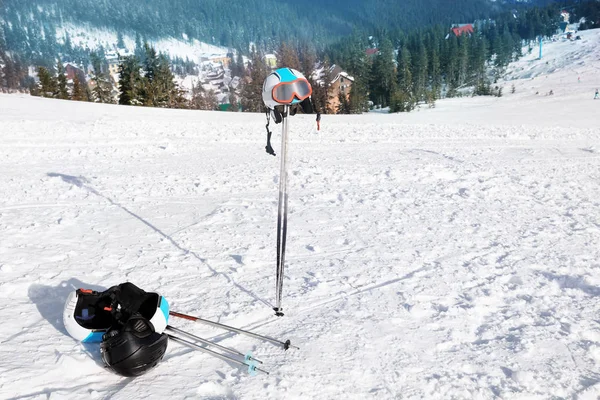 Skidutrustning pisten på snöiga resort. Vintersemester — Stockfoto