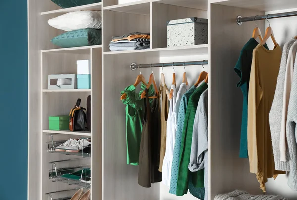 Armário grande armário com roupas diferentes — Fotografia de Stock