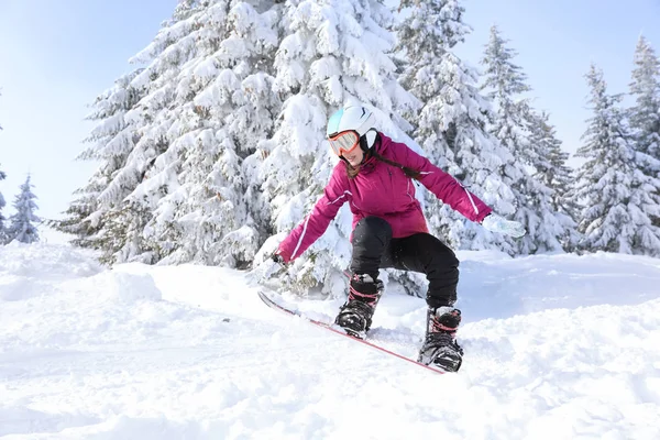 Snowboardista na sjezdovce — Stock fotografie