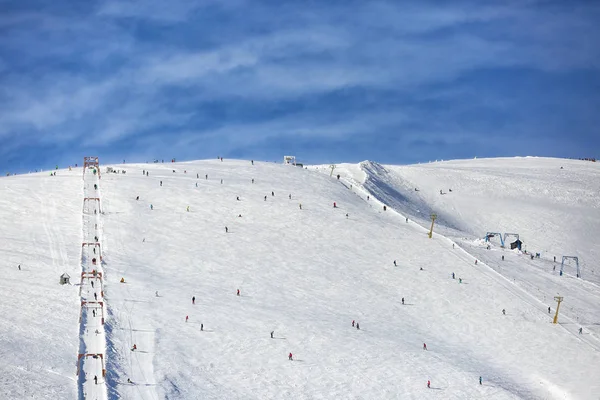 Besneeuwde resort met skilift — Stockfoto