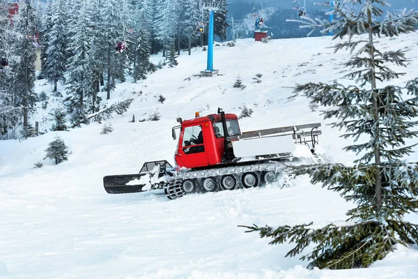 Sneeuwschuiver machine op besneeuwde skigebied — Stockfoto