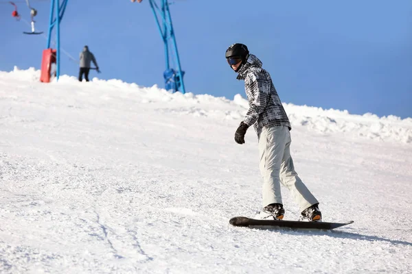 Snowboardåkare på skidor pisten — Stockfoto