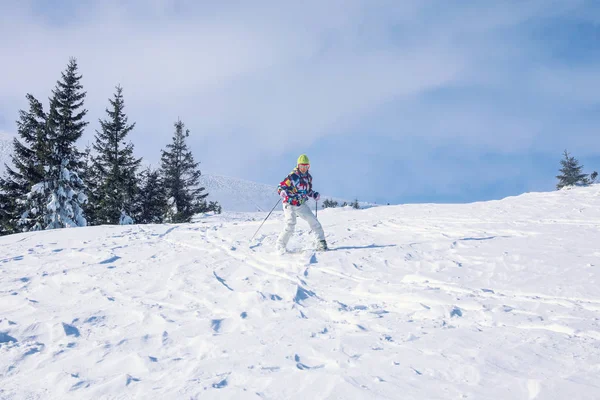 Mulher esquiando downhill no resort nevado — Fotografia de Stock