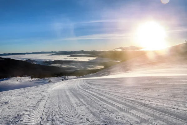 Ski slope at snowy resort — Stock Photo, Image