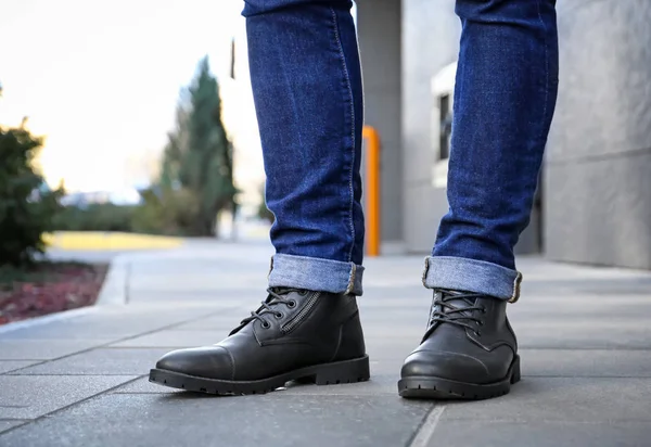 Hombre con estilo en zapatos negros —  Fotos de Stock