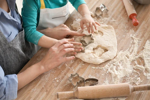 Madre e hija haciendo galletas — Foto de Stock