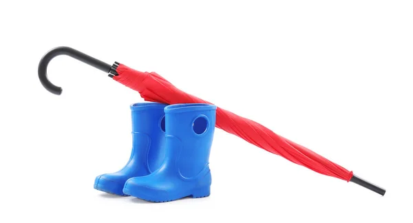 Guarda-chuva vermelho e botas de borracha — Fotografia de Stock