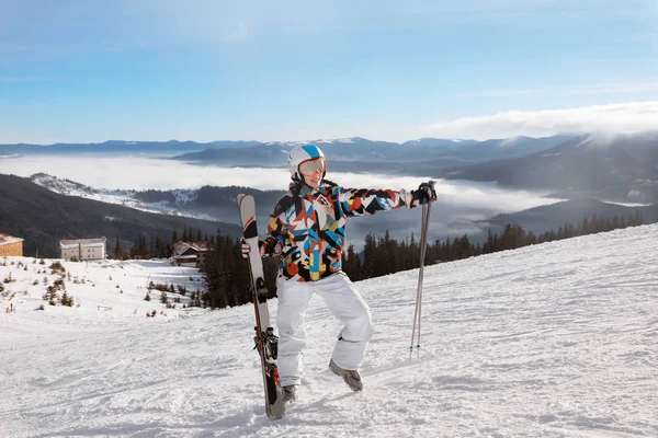 Kvinna på skidor pisten — Stockfoto