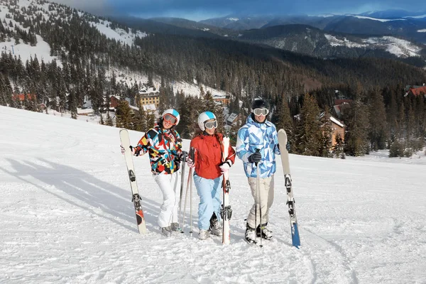 Amigos en pista de esquí —  Fotos de Stock