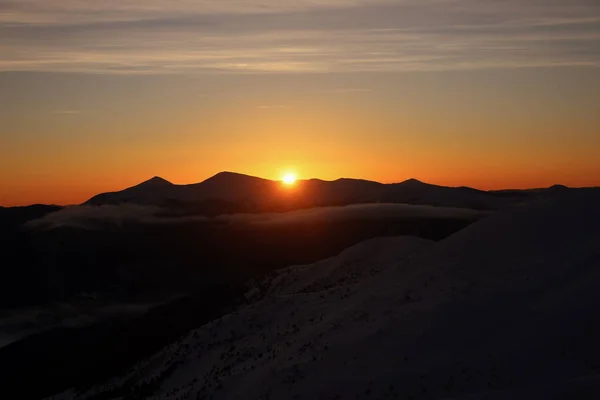 Hermoso paisaje con montañas nevadas —  Fotos de Stock