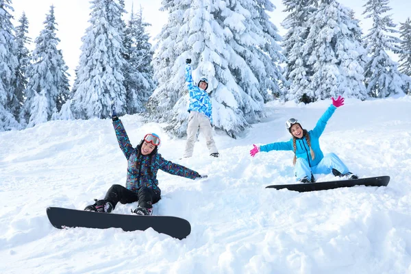 Snowboarders en pista de esquí —  Fotos de Stock