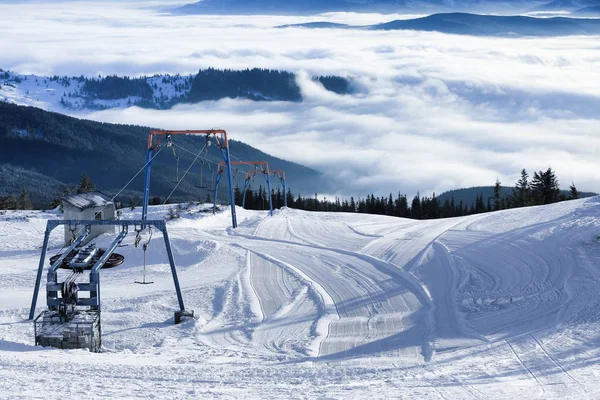 Snöiga resort i bergen — Stockfoto