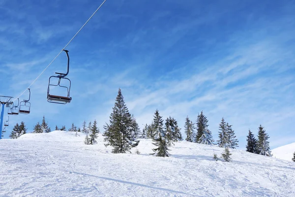 Besneeuwde resort met skilift — Stockfoto