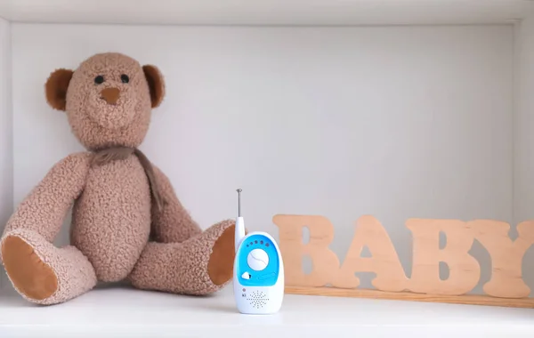 Baby monitor, giocattoli e lettere in legno — Foto Stock