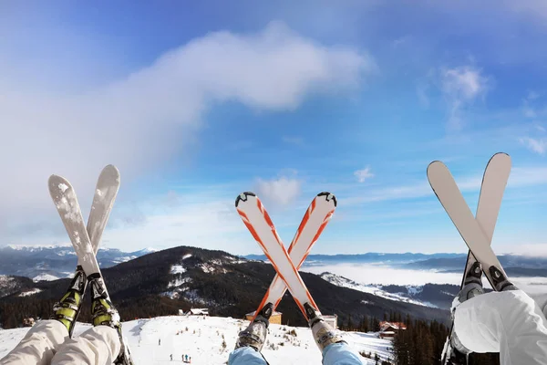 Vänner att ha kul på skidor pisten på snöiga resort. Vintersemester — Stockfoto