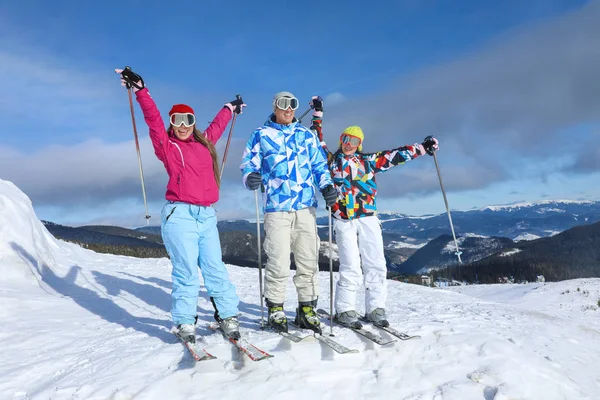 Vänner på skidor pisten — Stockfoto