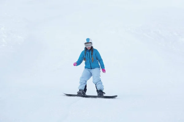 Snowboarder em pista de esqui — Fotografia de Stock