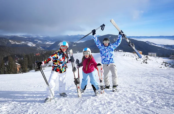 Amis sur la piste de ski — Photo