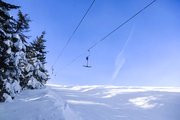 Ski lift at snowy resort — Stock Photo, Image