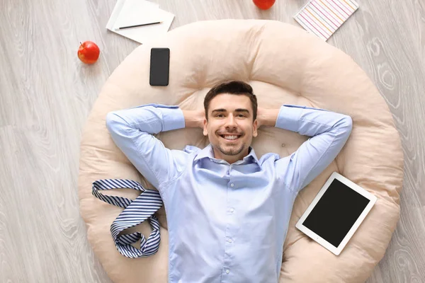 Jeune homme avec des gadgets — Photo