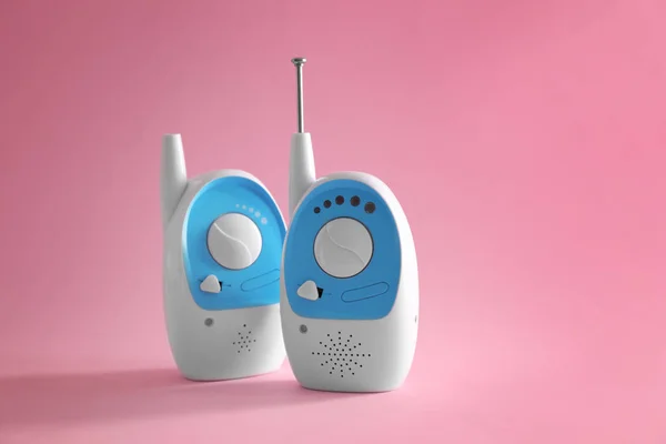 Baby monitor enheter på färgbakgrund. Radio nanny — Stockfoto