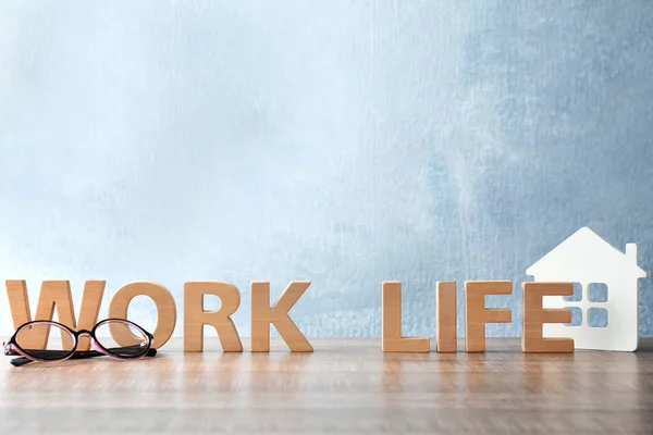 Słowa życia i pracy na stole — Zdjęcie stockowe