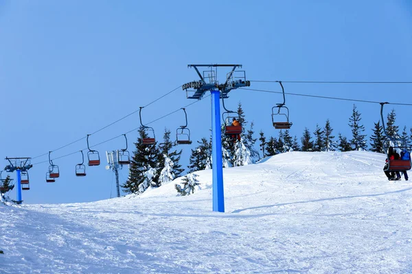 Wyciąg narciarski w snowy resort — Zdjęcie stockowe