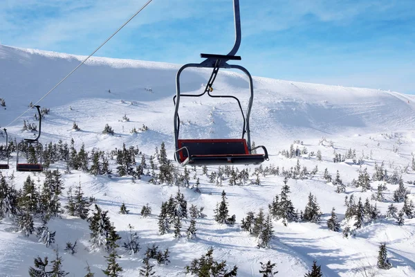Ski lift på snöiga resort — Stockfoto