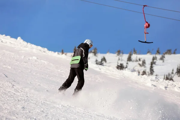 Сноубордист на лижному трасі — стокове фото