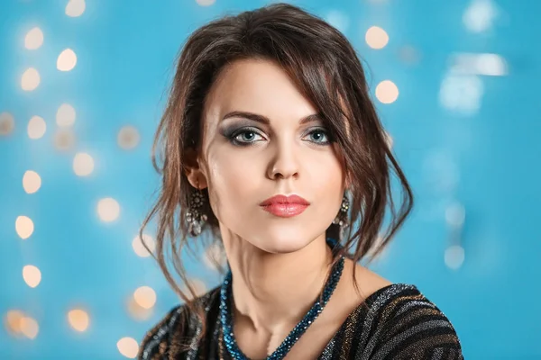 Mujer joven con joyas elegantes —  Fotos de Stock