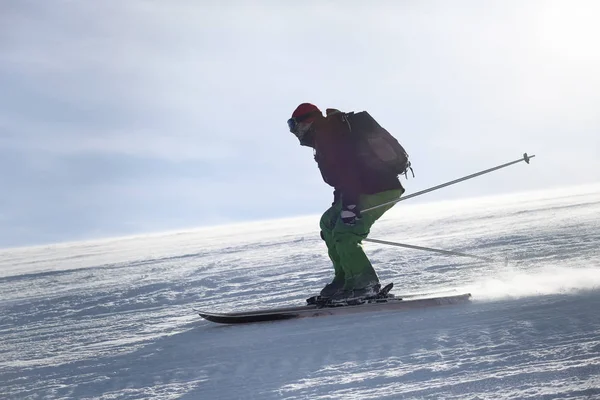 Homem esquiando downhill no resort nevado. Férias inverno — Fotografia de Stock
