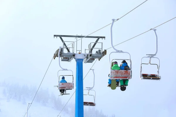 Wyciąg narciarski w ośrodku — Zdjęcie stockowe