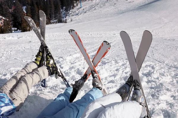 Des amis s'amusent sur la piste de ski de la station enneigée. Vacances d'hiver — Photo