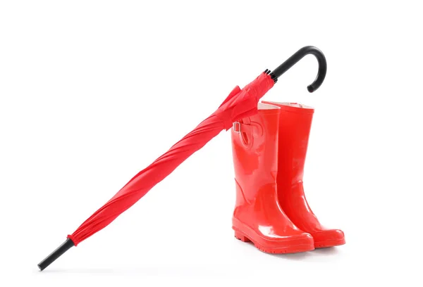 Parapluie rouge et bottes en caoutchouc — Photo