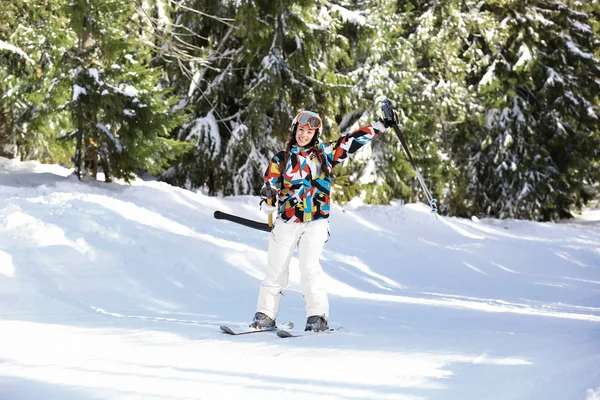 Donna sciare in località innevata — Foto Stock