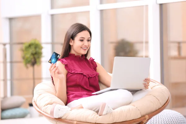 Schöne Frau mit Kreditkarte — Stockfoto