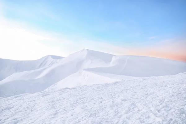 Beautiful snowy mountains — Stock Photo, Image