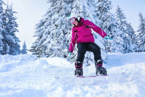 Snowboardåkare på skidor pisten — Stockfoto