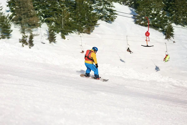 Snowboarder on ski piste — Stock Photo, Image