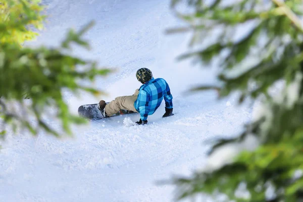 Snowboarder em pista de esqui — Fotografia de Stock