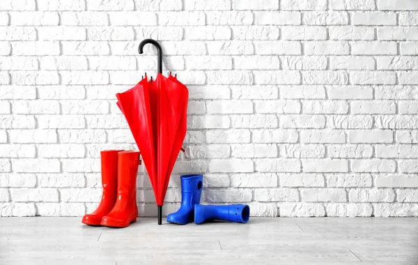 Rode paraplu en rubber laarzen — Stockfoto