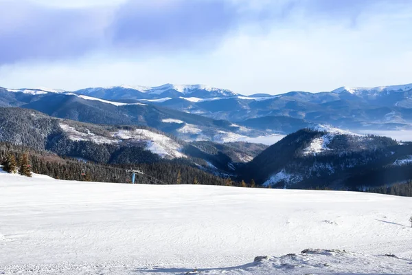 Piste de ski à la station enneigée — Photo